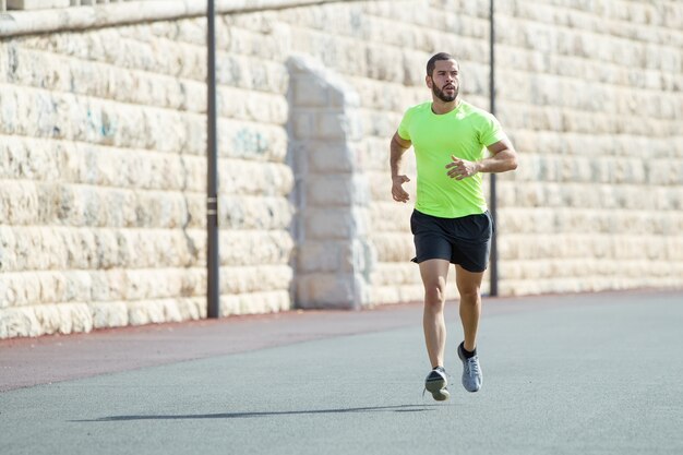 Ernstige Spier Sportieve Man Running On Road