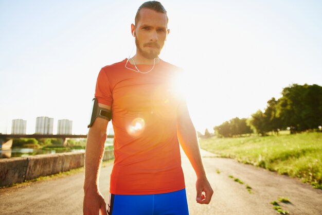 Ernstige sportman blokkeren van de zon