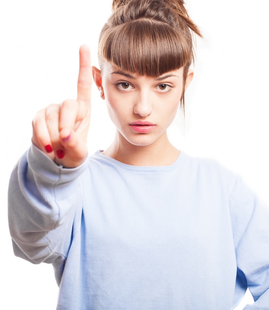 Ernstige vrouw die met haar vinger