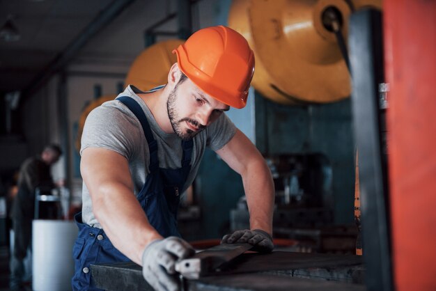 Ervaren operator in een helm.