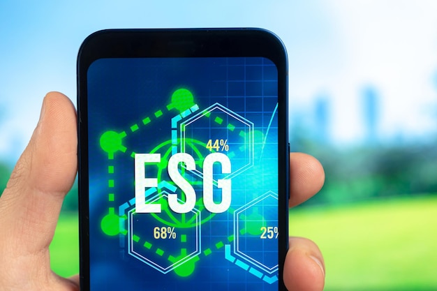 Esg-concept. milieu, sociaal en bestuur in duurzaam en ethisch zakendoen. smartphone ter beschikking. ecologie zorg foto