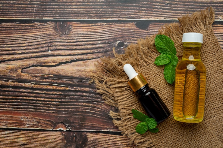 Gratis Foto essentiële pepermuntolie in fles met verse groene pepermunt
