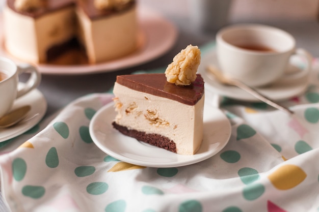 Esthetische shot van een chocolade cheesecake gerangschikt met een tafelkleed met stippen