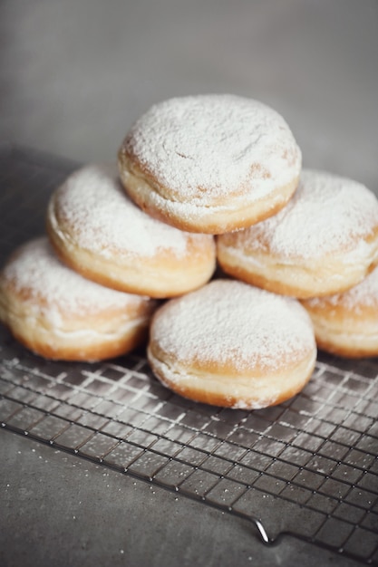 Eten. vers gebakken donuts op tafel