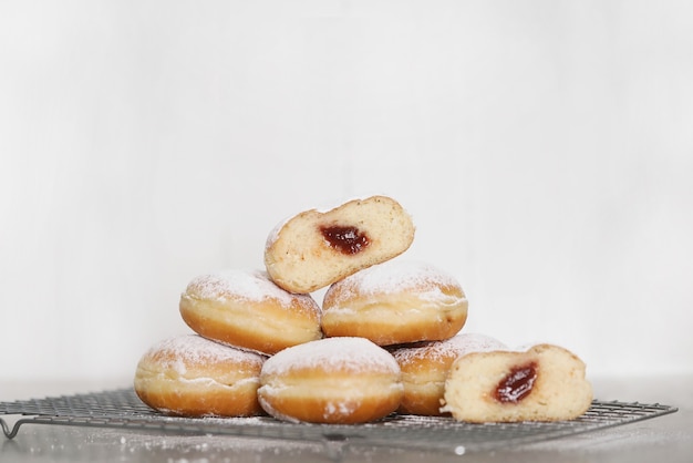 Eten. Vers gebakken donuts op tafel