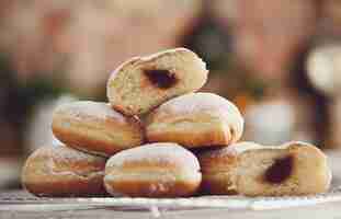 Gratis foto eten. vers gebakken donuts op tafel