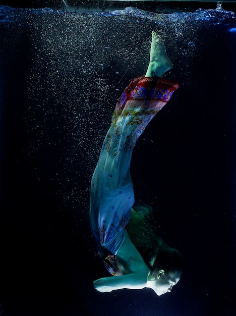 Ethereal vrouw onderwater