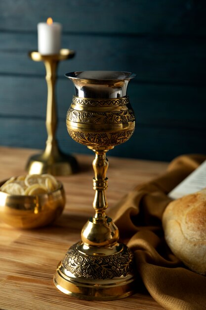 Eucharistie met wijnkelk en kaars