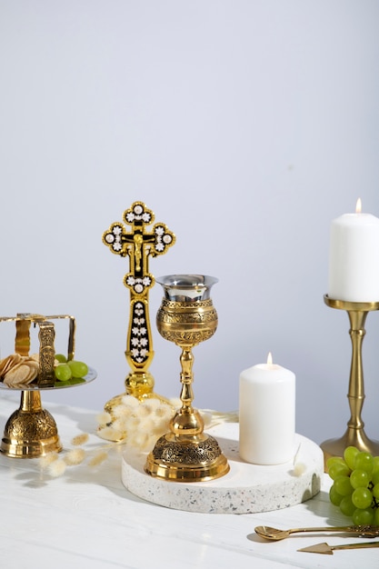 Gratis foto eucharistieviering met kelk en kruis