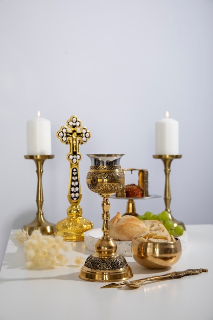 Eucharistieviering onder hoge hoek met items