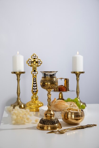 Eucharistieviering onder hoge hoek met items