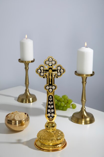 Gratis foto eucharistieviering onder hoge hoek met kruis