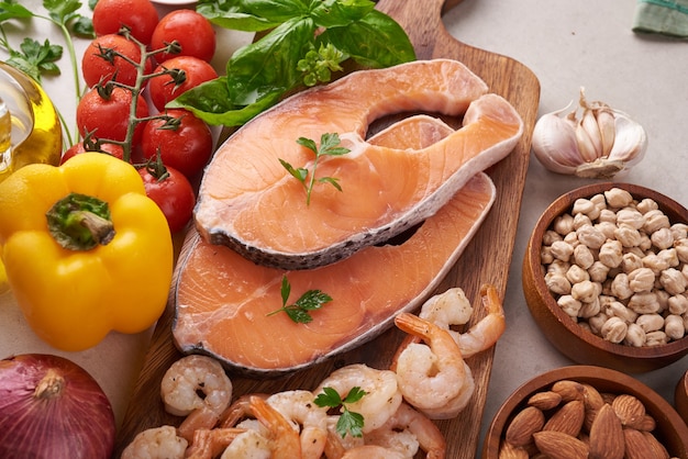 Evenwichtig voedingsconcept voor schoon eten flexitarisch mediterraan dieet Bovenaanzicht plat. Voeding, schoon eten voedselconcept. Dieetplan met vitamines en mineralen. Zalm en garnalen, groenten mengen