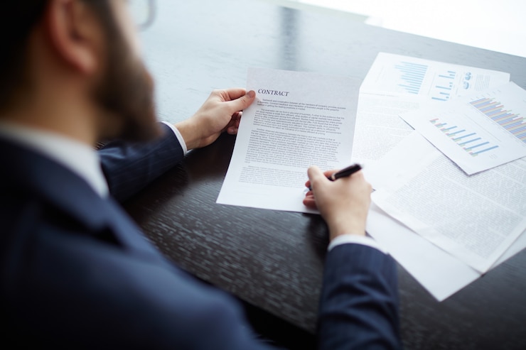 Gratis Foto executive herziening van het contract met de nieuwe onderneming