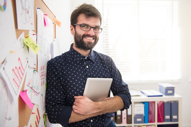 Gratis foto executive poseren op kantoor met een digitale tablet