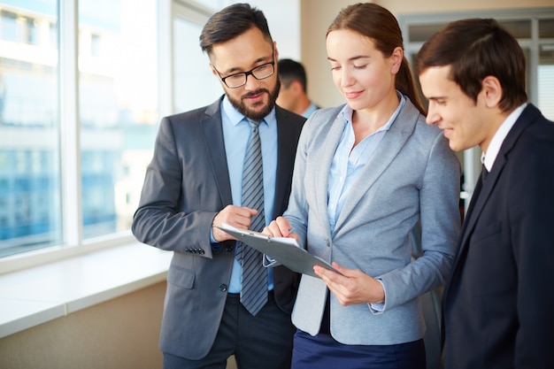 Executives het lezen van het rapport opnieuw