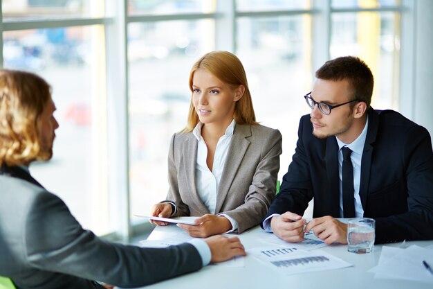 Executives in gesprek met een kandidaat