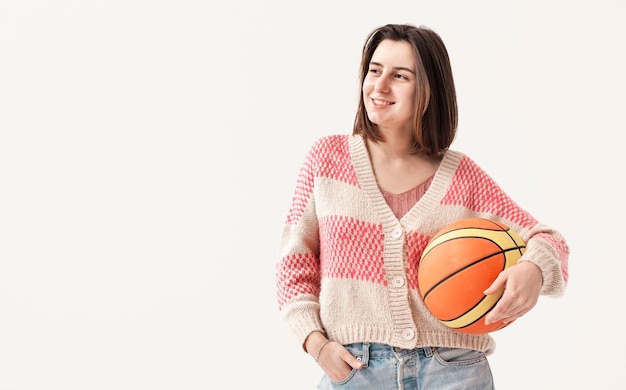 Exemplaar-ruimte meisje met basketbal bal