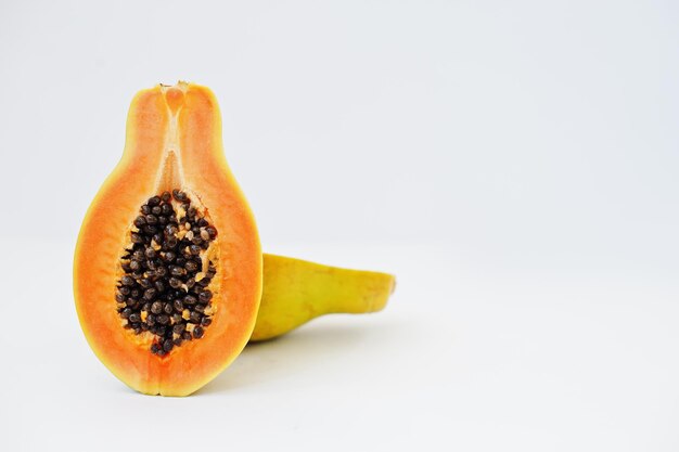 Exotisch fruit papaya of papaja geïsoleerd op witte achtergrond Gezond eten dieetvoeding