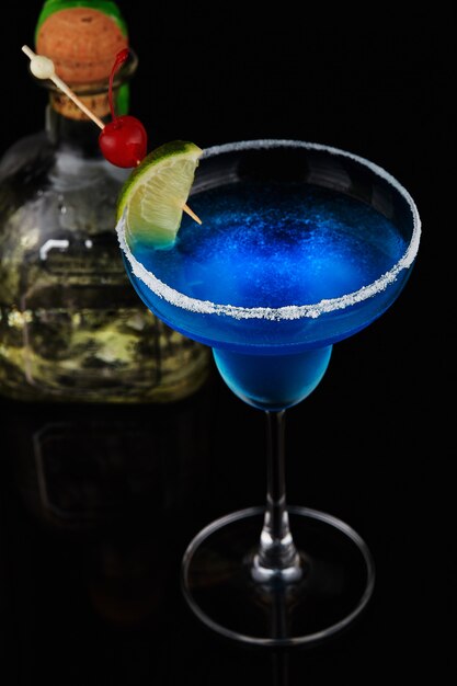 Exotische cocktail met limoen en kersen