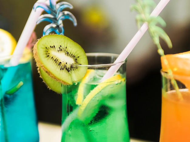 Exotische kleurrijke koude cocktails met fruit en rietjes