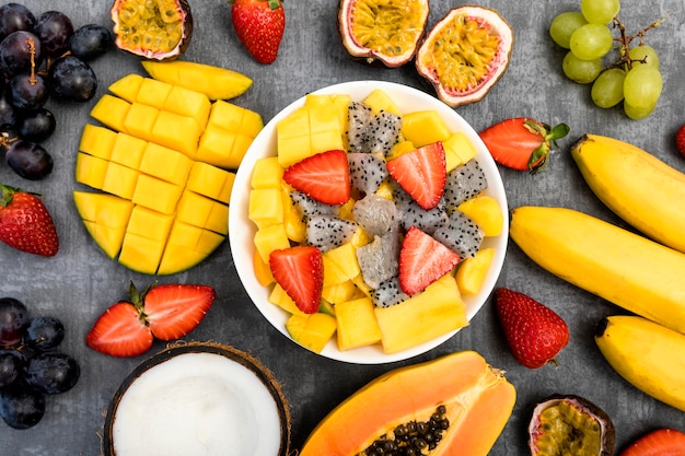 Gratis foto exotische zomer plaat van fruit