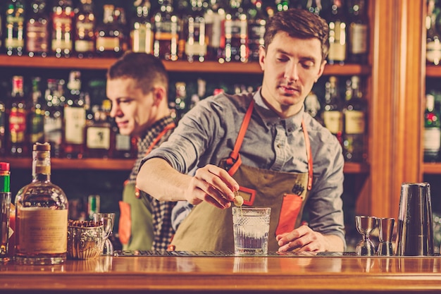 Expert barman maakt een cocktail in een nachtclub.