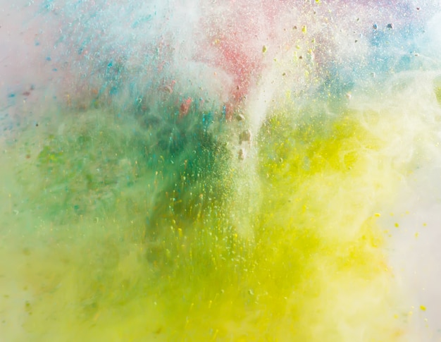 Gratis foto explosie van gekleurd poeder op een witte achtergrond