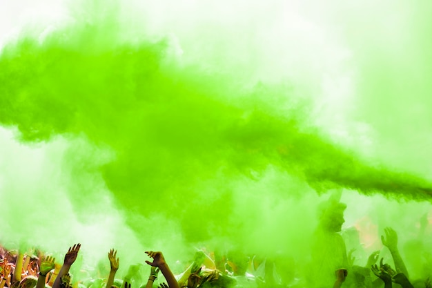 Explosie van groene holikleur over de menigte