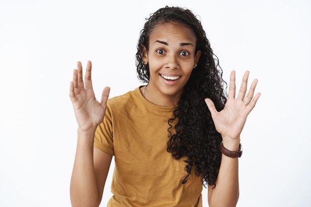 Expressief Afrikaans-Amerikaans meisje in bruine T-shirt