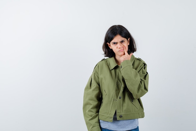 Gratis foto expressief jong meisje poseren in de studio