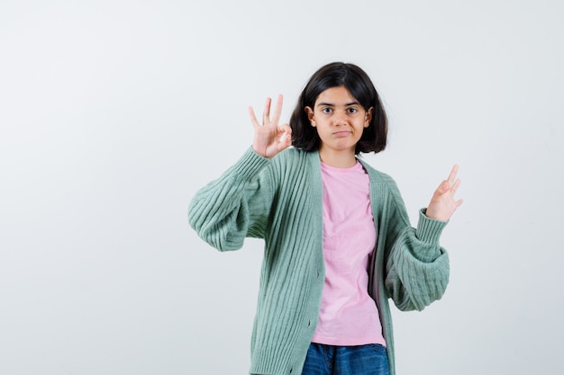 Expressief jong meisje poseren in de studio