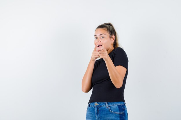 Expressief jong meisje poseren in de studio