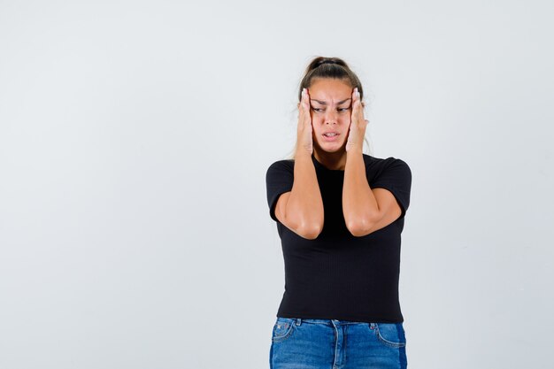 Expressief jong meisje poseren in de studio