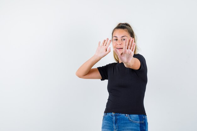 Expressief jong meisje poseren in de studio