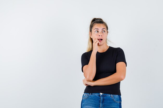 Expressief jong meisje poseren in de studio