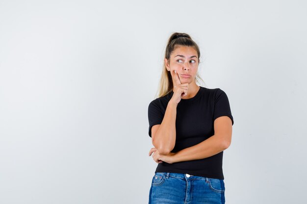 Expressief jong meisje poseren in de studio