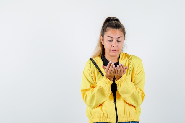 Gratis foto expressief jong meisje poseren in de studio