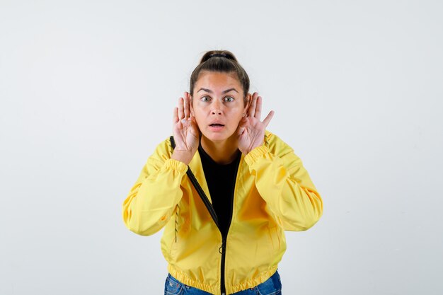 Gratis foto expressief jong meisje poseren in de studio