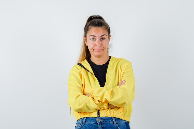 Gratis foto expressief jong meisje poseren in de studio