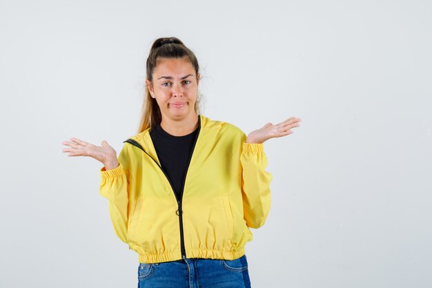 Expressief jong meisje poseren in de studio