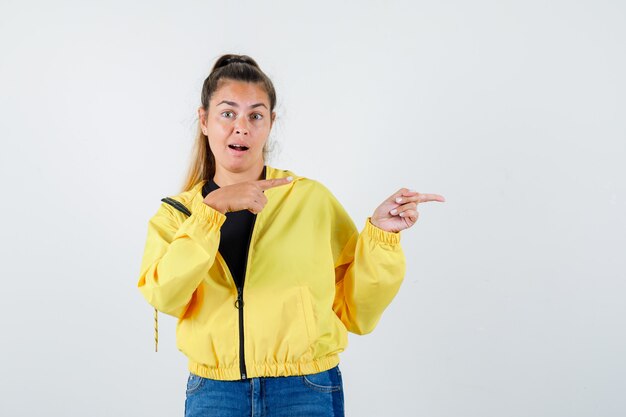 Expressief jong meisje poseren in de studio