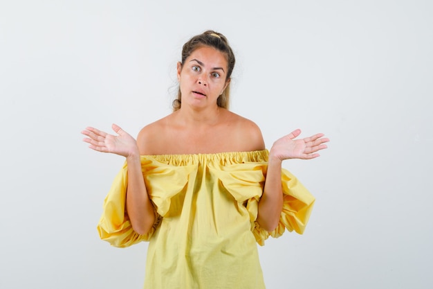 Gratis foto expressief jong meisje poseren in de studio