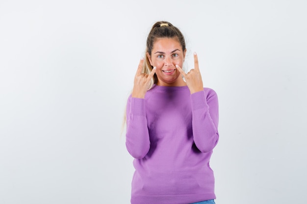 Gratis foto expressief jong meisje poseren in de studio