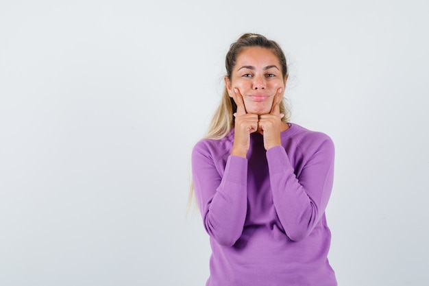 Gratis foto expressief jong meisje poseren in de studio