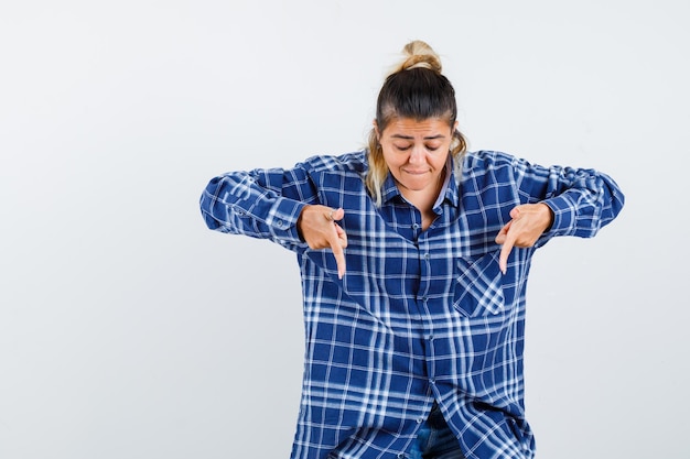 Gratis foto expressief jong meisje poseren in de studio