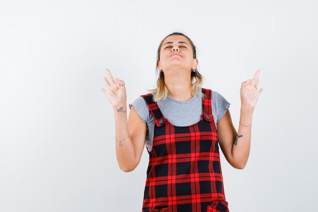 Gratis foto expressief jong meisje poseren in de studio