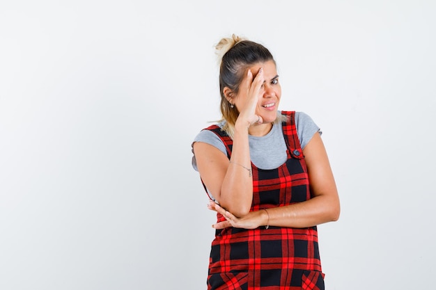 Gratis foto expressief jong meisje poseren in de studio