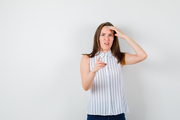 Expressief jong meisje poseren in de studio