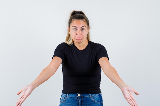 Gratis foto expressief jong meisje poseren in de studio